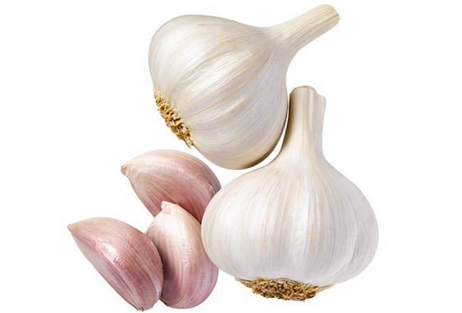 Garlic - tummy flattening foods - IMAGE - Women's Health & Fitness